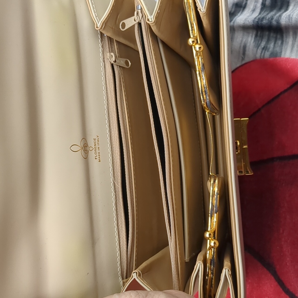 Elegant Cream Shoulder Bag with Gold Accents - Picture 13 of 16